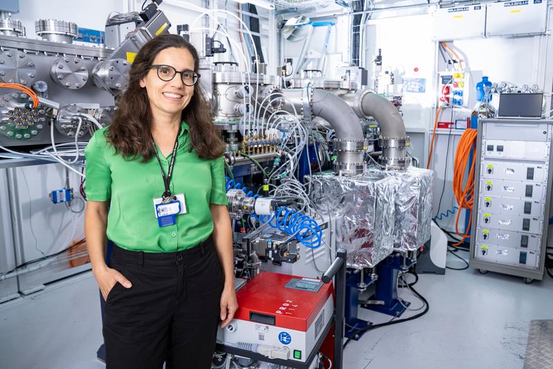 Ana Diaz an der cSAXS-Strahllinie der neu aufgerüsteten SLS. Das Upgrade wird es den Forschenden ermöglichen, Gehirngewebeproben bis zu 100-mal schneller abzubilden – oder bis zu 100-mal grössere Volumina zu erfassen. 