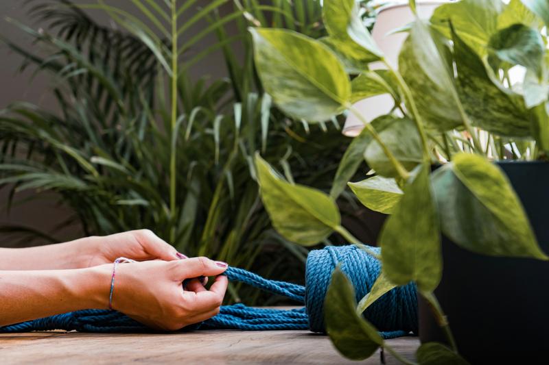 RETRAKT-Visual_Hand mit Garn umgeben