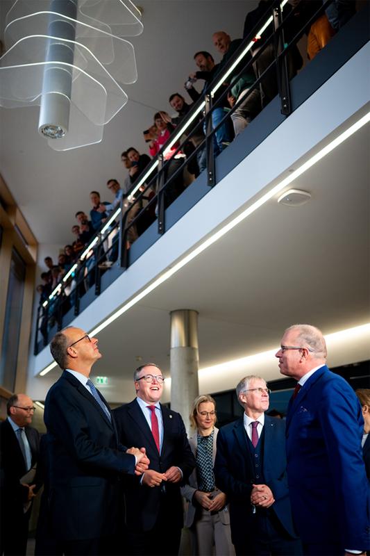 Chancellor Friedrich Merz (left) visited Fraunhofer IOF in December.
