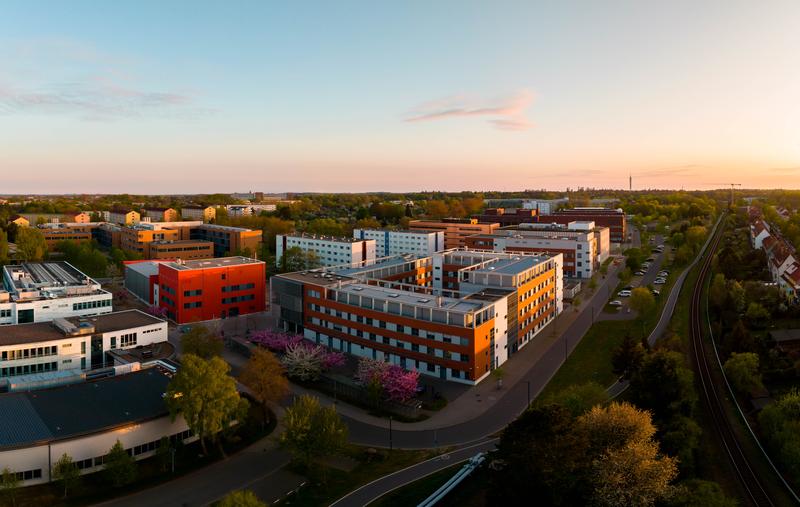 Technikum (roter Bau linke Bildhälfte) des LIKAT (Gebäudekomplex Bildmitte) auf dem Campus in der Rostocker Südstadt