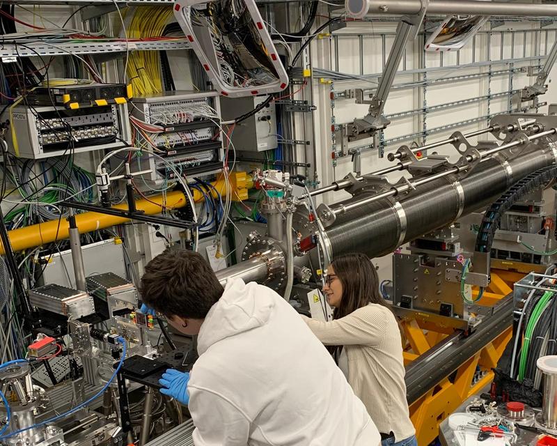The researchers place capillary holders containing the ferritin solutions in front of the detector at the MID experimental station of the European XFEL.