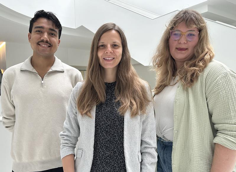 Das Team der Forschungsgruppe ›Molekulare Biophysik & Lebende Materie‹. Von links nach rechts: Vicente Salas-Quiroz, Dr. Katja Zieske, Katharina Esch.