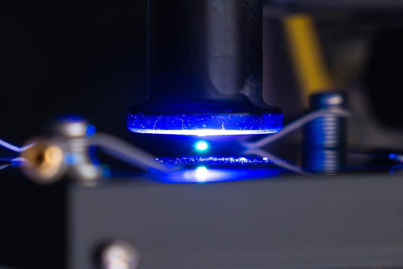 Ein Partikel schwebt in der akustischen Levitationsvorrichtung.