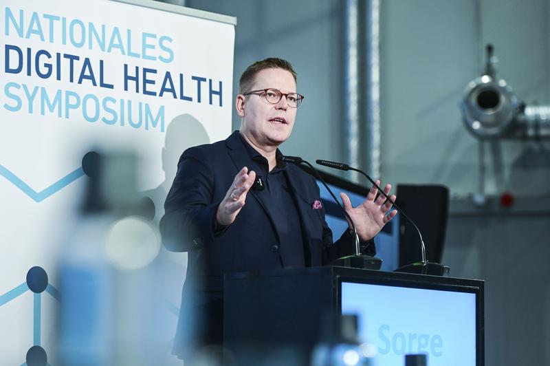 Tino Sorge, Parlamentarischer Staatssekretär im Bundesministerium für Gesundheit (BMG), eröffnet das 7. Nationale Digital Health Symposium. 