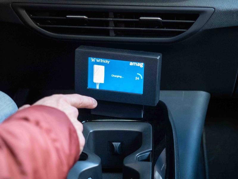 Ein zusätzlicher Bildschirm im Fahrzeug zeigt die optimale Parkposition an; das System prüft zudem automatisch, ob sich Gegenstände oder Lebewesen zwischen den Spulen befinden. Photo: Empa