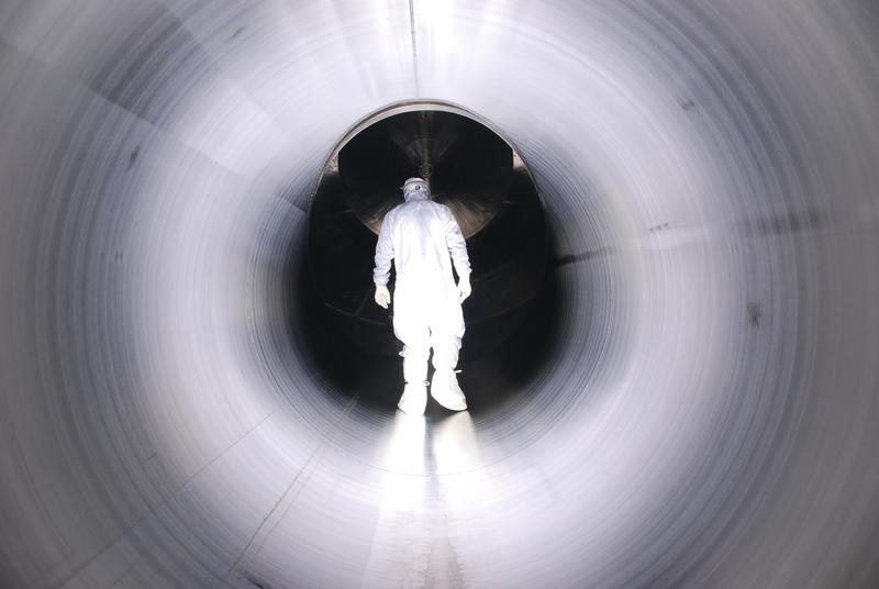 Mitarbeiter im Eingang des Hauptspektrometers