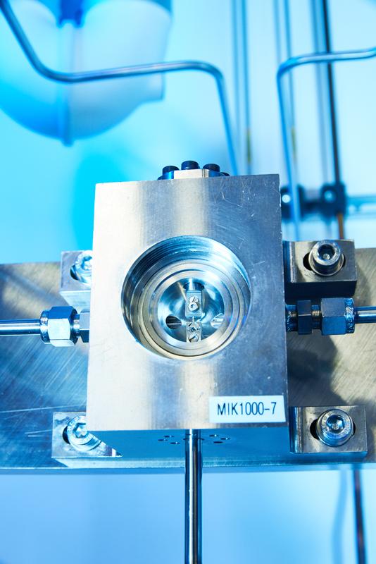 Prüfkammer des Wasserstoffgas-Mikroautoklaven mit eingebauter Mikroprobe (6 mm Länge, Stegbreite 0,4 mm).