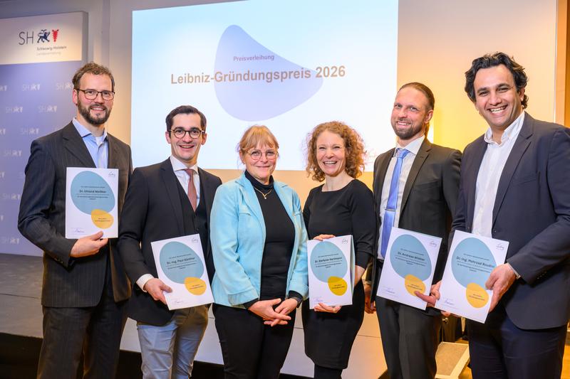 Leibniz-Gründungspreis 2026: Das Gewinnerteam der SONOJET GmbH vom Leibniz-Institut für Festkörper- und Werkstoffforschung Dresden: Uhland Weißker, Paul Günther, IFW-Vorständin Juliane Schmidt, Stefanie Hartmann, Andreas Winkler, Mehrzad Roudini (v.li.)