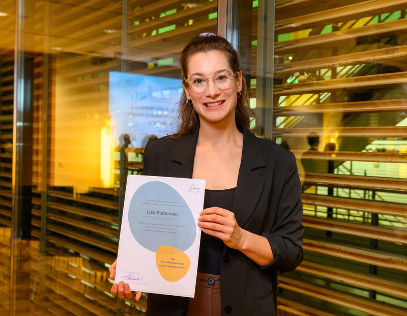 Leibniz-Promotionspreis 2025: Preisträgerin des Leibniz-Promotionspreises 2025 in der Kategorie Natur- und Technikwissenschaften: Lisa Budzinski vom Deutschen Rheuma-Forschungszentrum Berlin (DRFZ).
