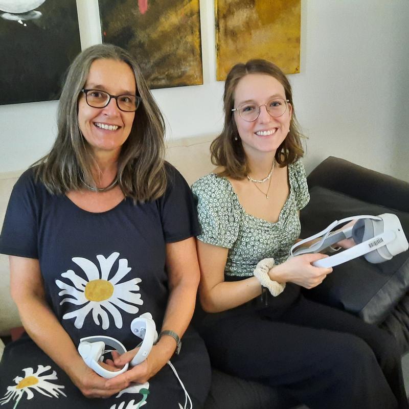 Prof. Dr. Mirjam Zimmermann (left) conducts research on digital sacred space education. Student Vivienne Adolphs wrote her thesis on this topic. 