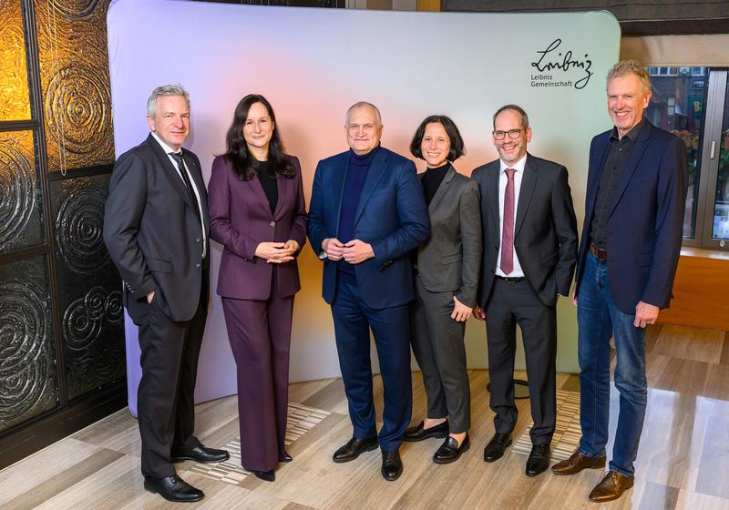 Der neu gewählte, künftige Vorstand der Leibniz-Gemeinschaft: Albert Sickmann, Alexandra W. Busch, Christoph M. Schmidt, Barbara Sturm, Martin Mittelbach, Sebastian Lentz (von links)