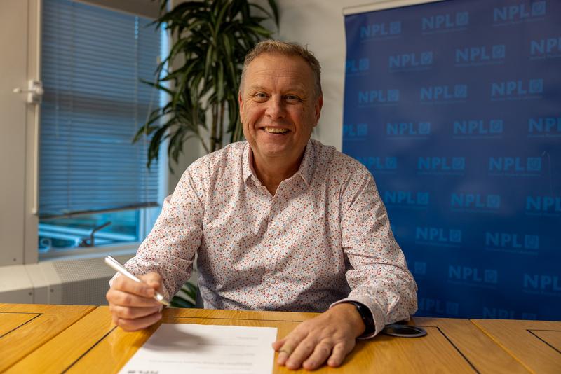 Dr. Peter Thompson, CEO des National Physical Laboratory, signiert das Abkommen. 