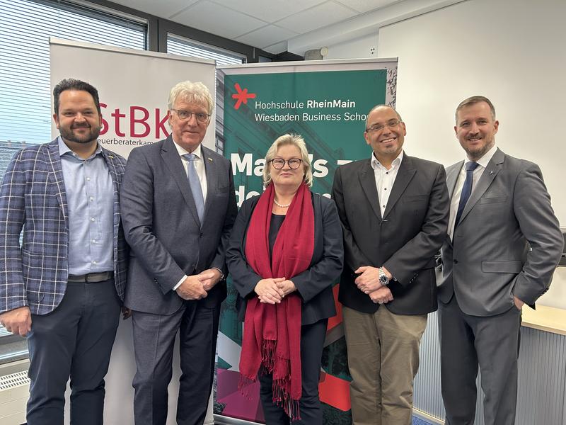 v. l.: Timo Blei, Vizepräsident StBK Hessen, Hartmut Ruppricht, Präsident StBK Hessen, Prof. Dr. Eva Waller, Präsidentin HSRM, Prof. Dr. Christian Fink, Studiengangsleiter, Prof. Dr. Till Dannewald, Dekan Fachbereich Wiesbaden Business School HSRM