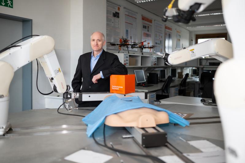 „Wir untersuchen, wie wir aus Bildaufnahmen der Haut Parameter wie Durchblutung und Dicke der Hautschichten rekonstruieren können", erklärt Prof. Dr. Jörg Thiem. 