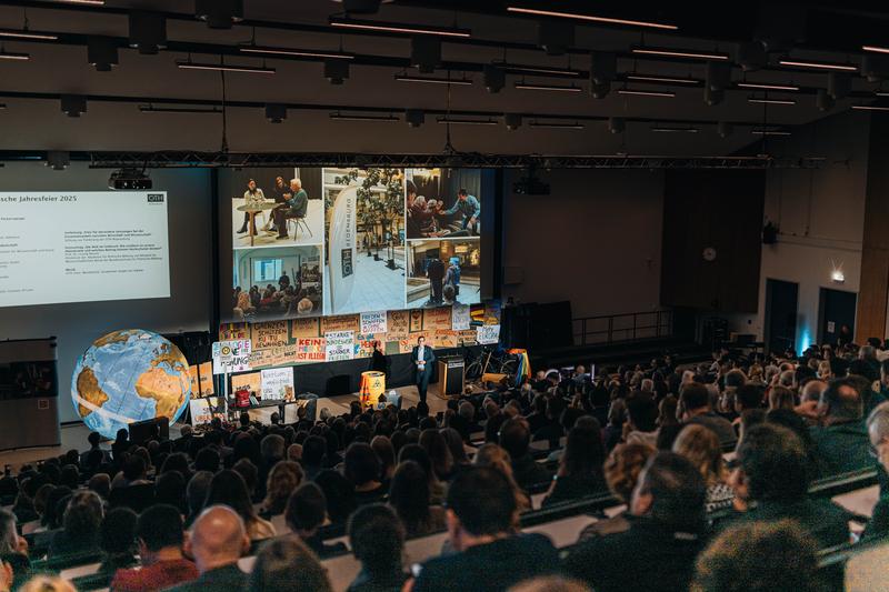 Das Bühnenbild der Akademischen Jahresfeier 2025 stand sinnbildlich für die Spannungen und Brüche in unserer Gesellschaft.