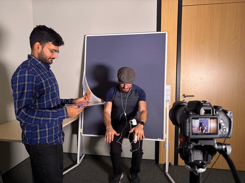 Das Team um Bhargav Acharya, William Saakyan, Professorin Dr. Barbara Hammer und Hanna Drimalla setzte bewusst auf realitätsnahe Szenarien. Sie entwickelten einen eigenen Datensatz.