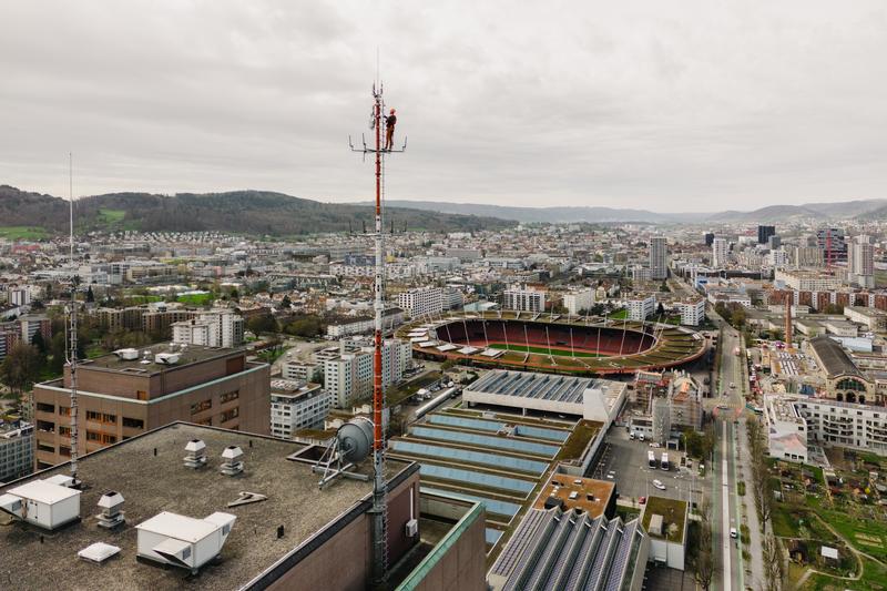 Auf dem Messturm auf dem Dach eines Hochhauses in der Hardau werden im Rahmen von ≪ICOS Cities≫ hochpräzise Messungen durchgeführt, um die Konzentration unterschiedlicher Treibhausgase sowie ihre komplexen Flüsse über der Stadt zu erfassen. 