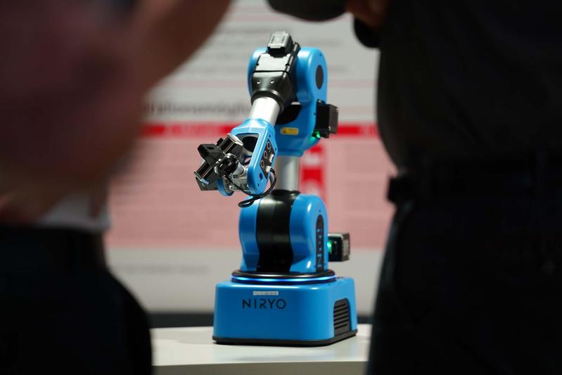 Impressionen der Auftaktveranstaltung des neuen Großprojekts InAdditiv: Etwa 70 Gäste aus Wirtschaft, Politik und Wissenschaft tauschten sich darüber aus, wie Zukunftstechnologien dem Mittelstand bei der industriellen Transformation helfen können. 