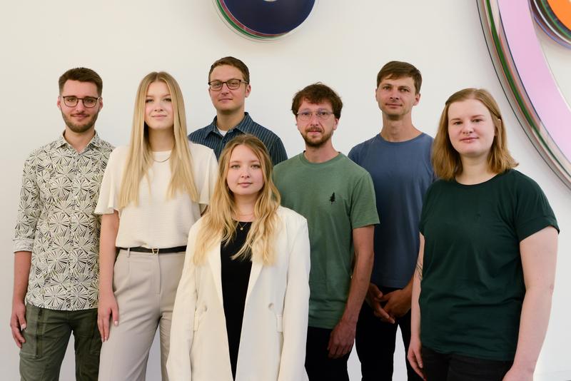 Das Team der Nachwuchsforschungsgruppe GreenInnoSax (v. l.): Alexander Oschim, Elena Lorenz, Oliver Bartzok, Viktoriia Karabtsova, Alexander Kühne, Robin Berg und Maria Balda