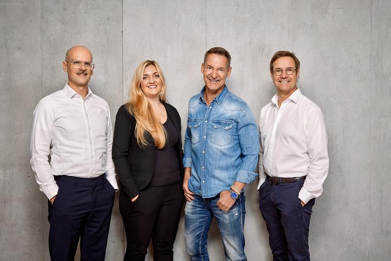 Die wissenschaftlichen Begleiter für die Ratgeber „Ernährung“ und „Bewegung“ des Kochbuchs (v.l.n.r.): Prof. Dr. med. Daniel Dürschmied, Priv.-Doz. Dr. med. Kathrin Weidner, TV- und Sternekoch Christian Henze und Prof. Dr. med. Martin Halle