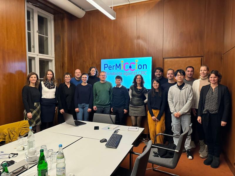 The “PerMiCCion” consortium at a meeting in January 2024. The BMFTR-funded research network is investigating how intestinal microbes influence the cancer risk of young adults and enable new approaches to prevention and diagnosis.