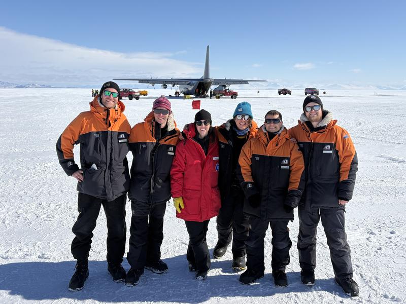 Ankunft der letzten Gruppe vom On-Ice-Team in der Antarktis: Darunter der deutsche Forscher Dr. Arne Ulfers vom LIAG-Institut für Angewandte Geophysik (links).