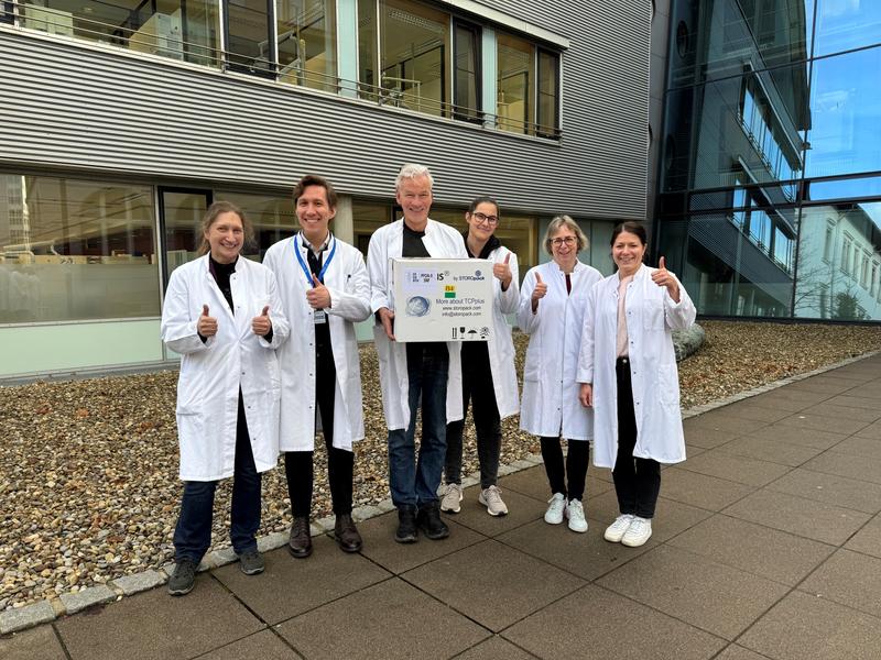 Die Würzburger Arbeitsgruppe „GMP-konforme ATMP-Entwicklung“ schickt den ersten ENCANTO-Knorpel auf die Reise, v.l.n.r.: Sarah Nietzer, Sebastian Häusner, Oliver Pullig, Eva-Maria Kaindl, Eva Baumann und Mona Rosengarth. 