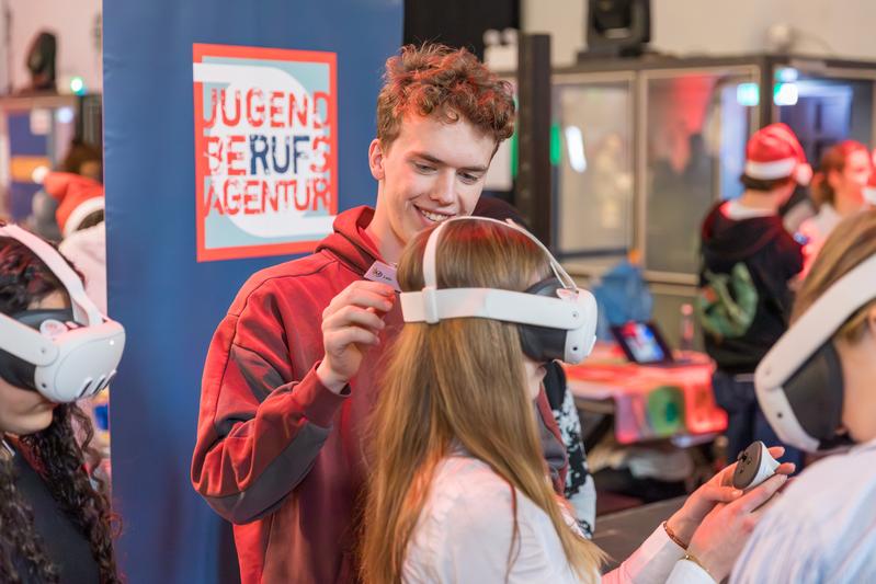 Beratung mit VR-Brillen, die Einblicke in verschiedene Berufe ermöglichen; Projekt der Agentur für Arbeit Essen zur virtuellen Berufs- und Studienberatung