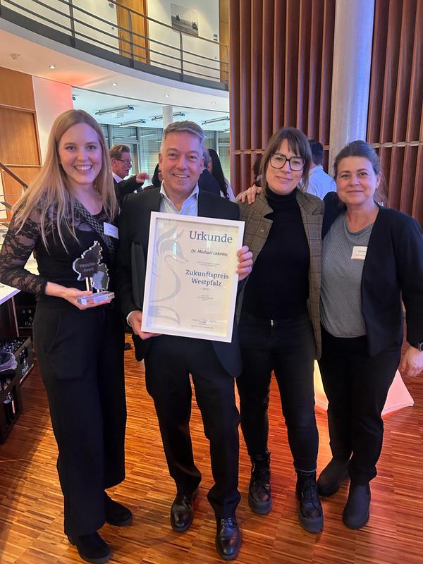 Mitausgezeichnete Mitarbeiterinnen der Integrativen Biotechnologie (V.l.n.r.:  Rebekah Brand, Michael Lakatos, Antonia Schad, Tanja Lakatos, Hochschule Kaiserslautern)