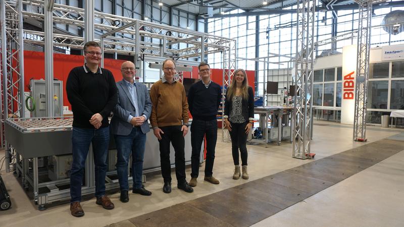 Beim Auftakttreffen zum Projekt KLAWEST am 25. November 2025 im BIBA (von links): Stefan Wiesner (BIBA), Dr.-Ing. Mike Freitag (Fraunhofer IAO), Dr.-Ing. Heiko Duin (BIBA), Dr. Stefan Welling (ifib) und Verena Kothe (ifib).