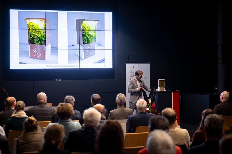 Bei seinem fünf Minuten Vortrag stellt Leon Alpen seinen Prototyp „MicroBreeze“ vor. 