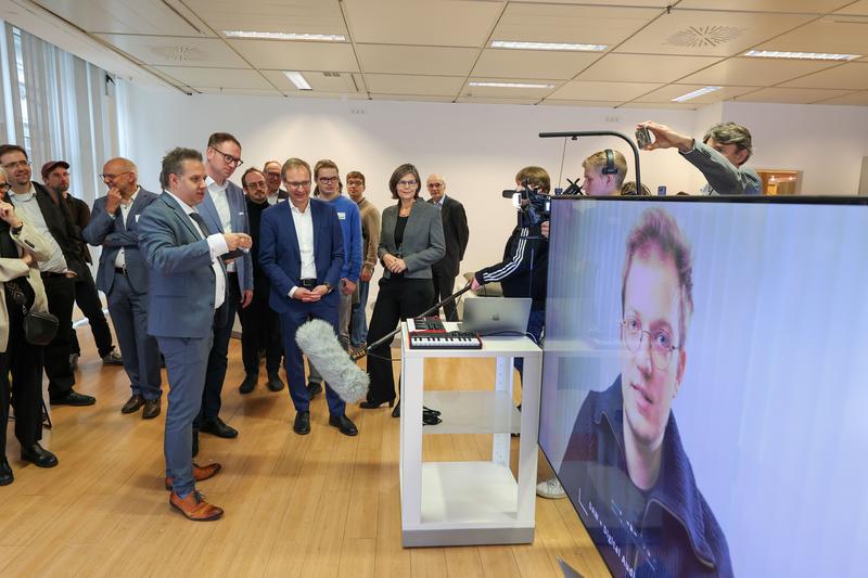 Fabian Bade (Musikhochschule Lübeck, links neben Jan Lindenau) erklärt, wie er KI und Musik zusammenbringt. 