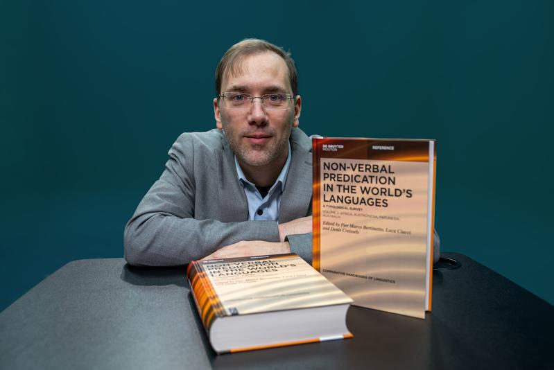 Dr. Luca Ciucci präsentiert sein mehrbändiges Werk über nonverbale Prädikation.