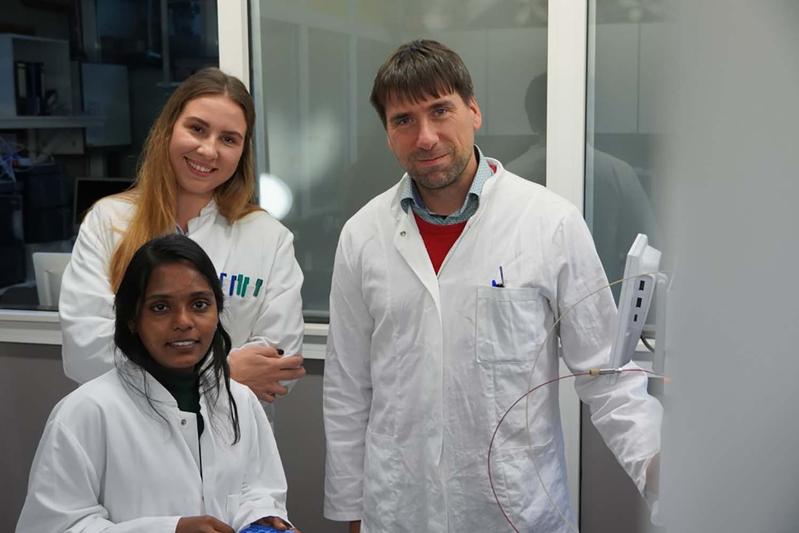 Pavithra Rajkumar mit Katarina Pecić und Prof. Dr. Stefan Kalkhof von der Hochschule Coburg. 
