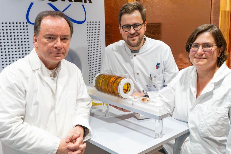 Prof. Thorsten Buzug, PD Dr. Franz Wegner und Dr.-Ing. Mandy Ahlborg (v.l.n.r.) mit einer in Kooperation zwischen Fraunhofer IMTE und der Universität zu Lübeck entwickelten Hyperthermiespule