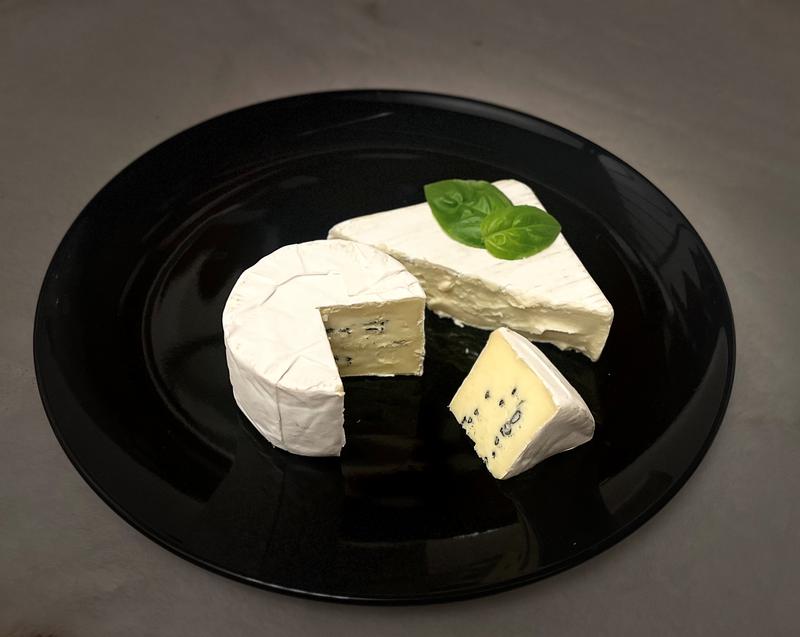 Penicillium gibt Käsesorten wie Camembert, Brie und Roquefort das charakteristische Aussehen und den Geschmack. 