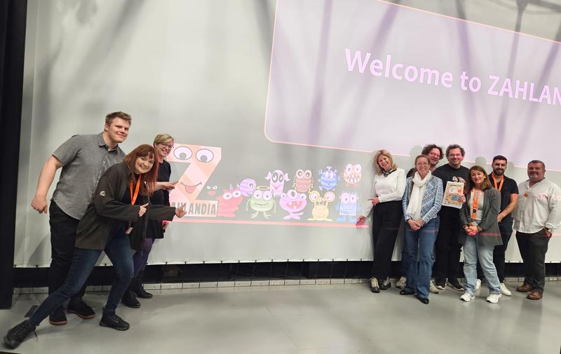 Prof. Dr. Jennifer Tiede (3.v.l.) mit dem internationalen Entwicklerteam des Zahlandia-Projekts. 