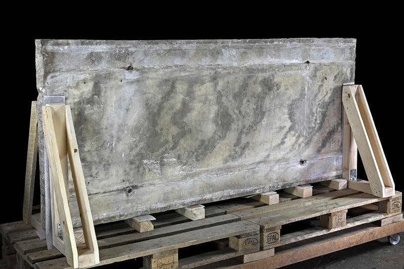 Die vom Steinkasten abgenommene, repräsentative Deckplatte, die von Wiener und Bochumer Spezialisten für die Herkunftsbestimmung antiken Marmors untersucht wurde.