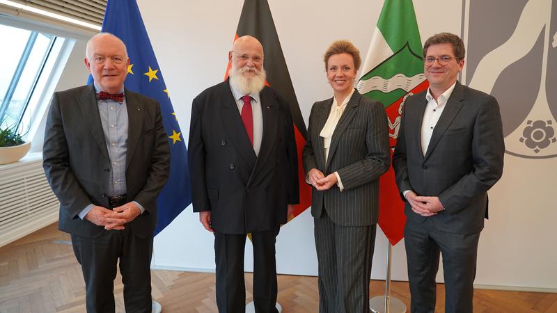 v.l.n.r.: FH-Pressesprecher Prof. Dr. Roger Uhle, Alt-Rektor Prof. Dr. Marcus Baumann, Ministerin für Kultur und Wissenschaft des Landes Nordrhein-Westfalen Ina Brandes und FH-Rektor Prof. Dr. Thomas Ritz 