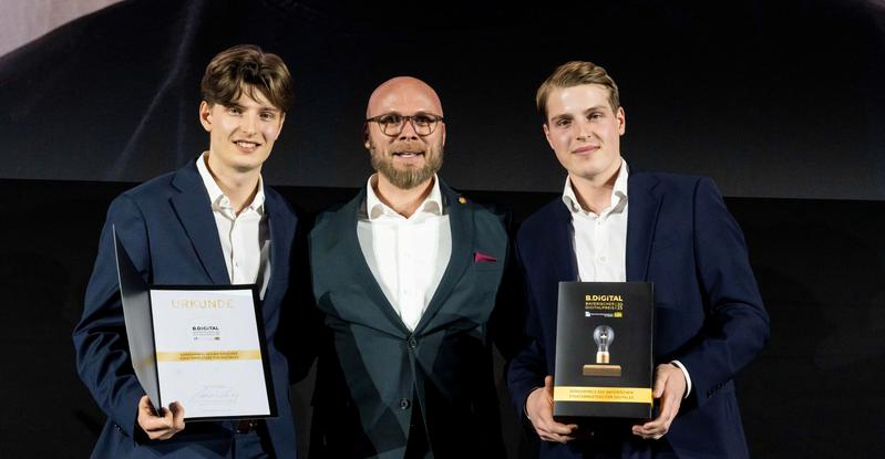 Digitalminister Dr. Fabian Mehring (Mitte) überreichte den Sonderpreis B.DiGiTAL an Moritz (links) und Jannis Hutzler für ihren Unternehmergeist mit gesellschaftlicher Verantwortung. 