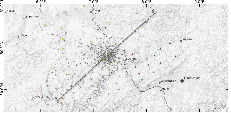 Lage der rund 500 seismischen Stationen, die zwischen September 2022 und August 2023 im Rahmen des „Large-N-Experiments“ in der Eifel installiert waren, um eine möglichst gut aufgelöste Abbildung des magmatischen Untergrunds zu ermöglichen. 