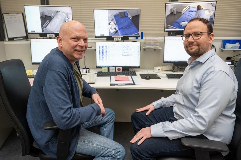 A mystery of episodic memory solved: (from left) Prof. Florian Mormann and Dr. Marcel Bausch clarify how separate groups of neurons cooperate to embed memories in their context.