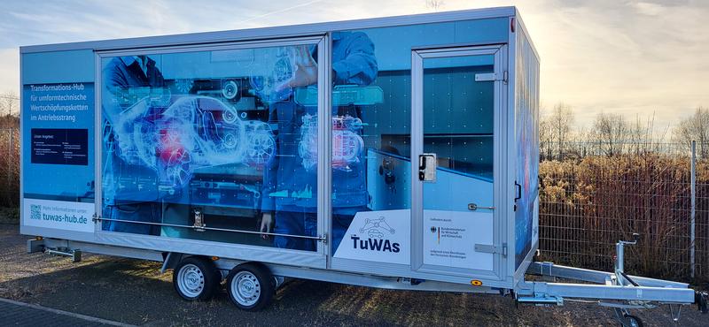 Bereit für die Roadshow: Mit diesem Anhänger reist das TuWAs-Team zu Automobilzulieferern, die Unterstützung bei der Transformation in die Elektromobilität wünschen. 