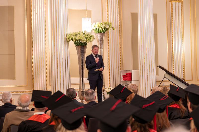 Im festlichen Rahmen des Goldenen Saals in Schwerin wurden die MSH-Absolventinnen und Absolventen feierlich verabschiedet. Schwerins Oberbürgermeister Dr. med. Rico Badenschier gehörte zu den Festrednern.