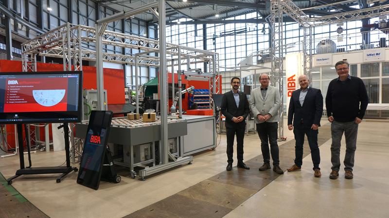 Beim Auftakttreffen zum Projekt WeR³t-Netze im BIBA (v. l.): Prof. Dr. Matthias Kalverkamp (Wiesbaden Business School/Hochschule RheinMain), Jonas Kallisch und Tobias Hoiten (OFFIS/Uni Oldenburg) sowie Stefan Wiesner (BIBA an der Uni Bremen).