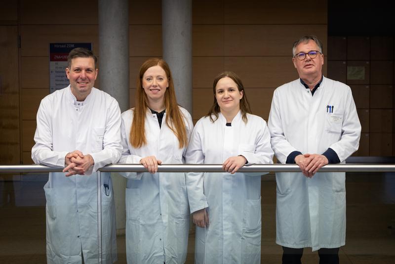Das Team des BZKF-Leuchtturms Präklinische Modelle am UKW v.l.n.r. Sprecher Prof. Dr. Nicolas Schlegel (Sprecher), Anne Rech (Organoid-Datenbank), Dr. Mahasen Saati (Präklinische Tiermodelle), Prof. Dr. Christoph Otto (stellvertretender Sprecher). 