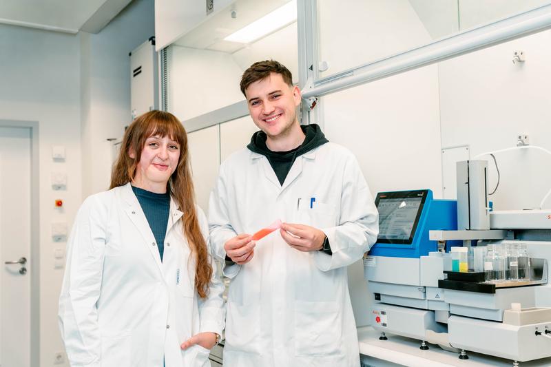 In the laboratory, Johanna Trommer and Tobias Krönke use a microwave-assisted peptide synthesizer to produce suitable peptides for radiopharmaceuticals.
