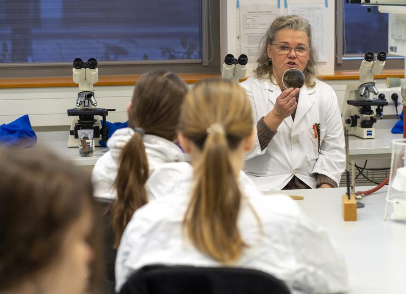 Schüler*innen an der Brandenburgischen Technischen Universität Cottbus-Senftenberg bei einer Informationsveranstaltung mit der Leiterin des Bachelorstudiengangs Biotechnologie Kerstin Schöne.