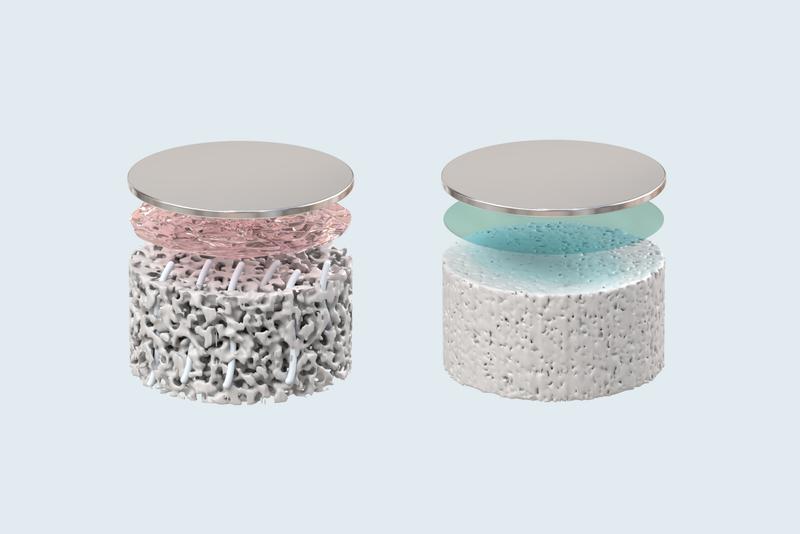 Links: Poröser Festelektrolyt, durch den Dendriten (grau) bis zur Lithiumoberfläche (silbern) vordringen; geschützt nur durch eine Grenzschicht (rosa). Rechts: Dicht gesinterter Elektrolyt mit LiF-Beschichtung (blau), die Dendriten stoppt.