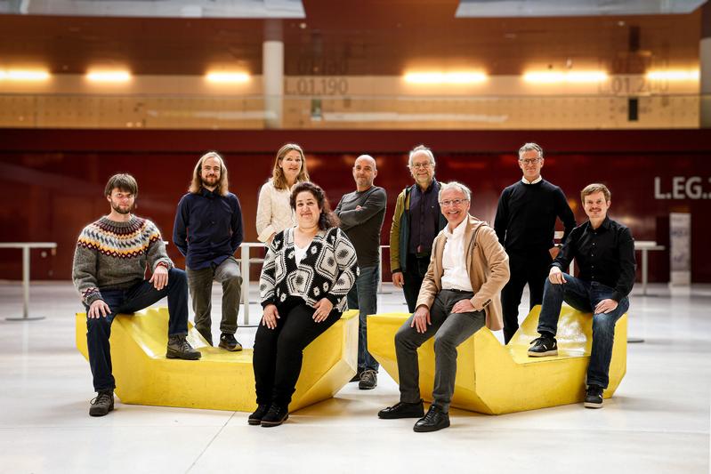 Das Forschungsteam, v.l.: Valentin Marteau (sitzend), Alexander Kirchmair, Anne Krogsdam, Niloofar Nemati (sitzend), Dietmar Rieder, Sieghart Sopper, Zlatko Trajanoski (sitzend), Dominik Wolf, Stefan Salcher (sitzend).